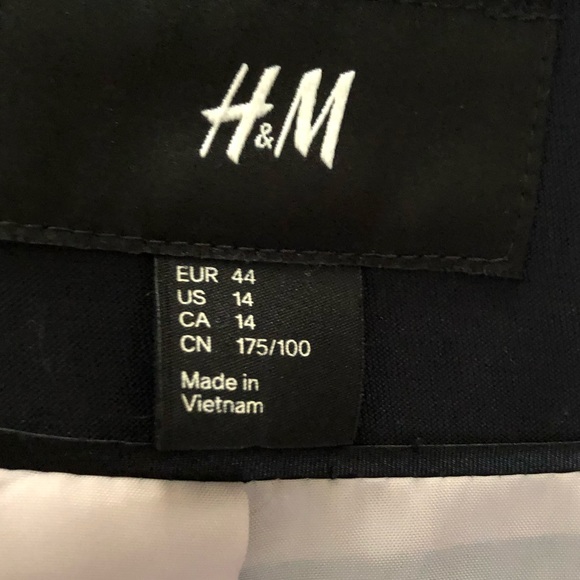 Chic Black H&M Jacket - Picture 5 of 6